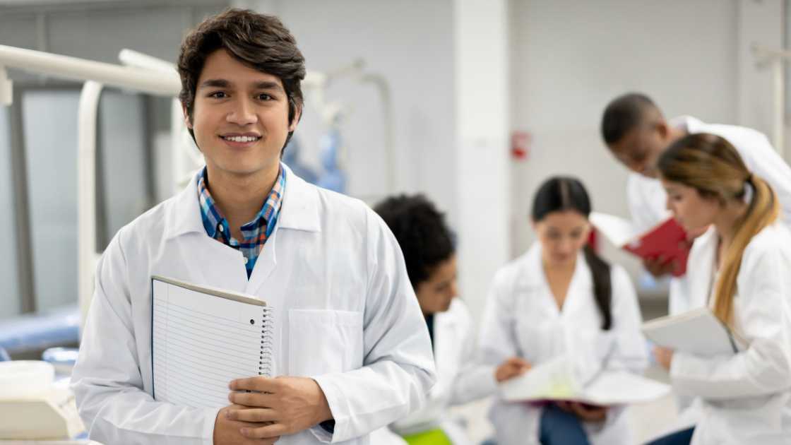 How Should I Prepare for Medical School in College? [Timeline]